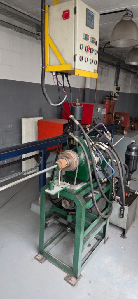 MÁQUINA INDUSTRIAL PARA PROCESAMIENTO DE METAL – ACCIONAMIENTO HIDRÁULICO – USADA